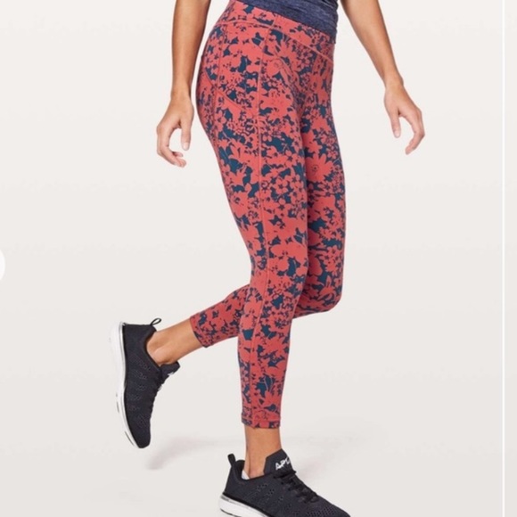 Lululemon Final Lap Crop *23 sz 6 Floral Efflorescent Dark Canyon Onyx Blue